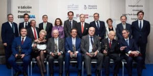En primera fila, sentados, los galardonados: Aitor Cubo, María Luisa Segoviano, Enrique Sanz Fernández-Lomana, Enrique Arnaldo, Manuel García Castellón, Arturo Beltrán, Juan José Lavilla. De pie, de izquierda a derecha: Carlos Berbell, Juan José Sánchez Puig, Rafael Mozo, Pedro González-Trevijano, Magdalena Valerio, Pablo Ruz, José María Alonso, Enrique López, Victoria Ortega, Jaime Pérez Renovales y Julen Ariza.