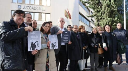 Las asociaciones de LAJs vuelven a advertir al Ministerio que seguirán con la huelga hasta que cumpla lo acordado