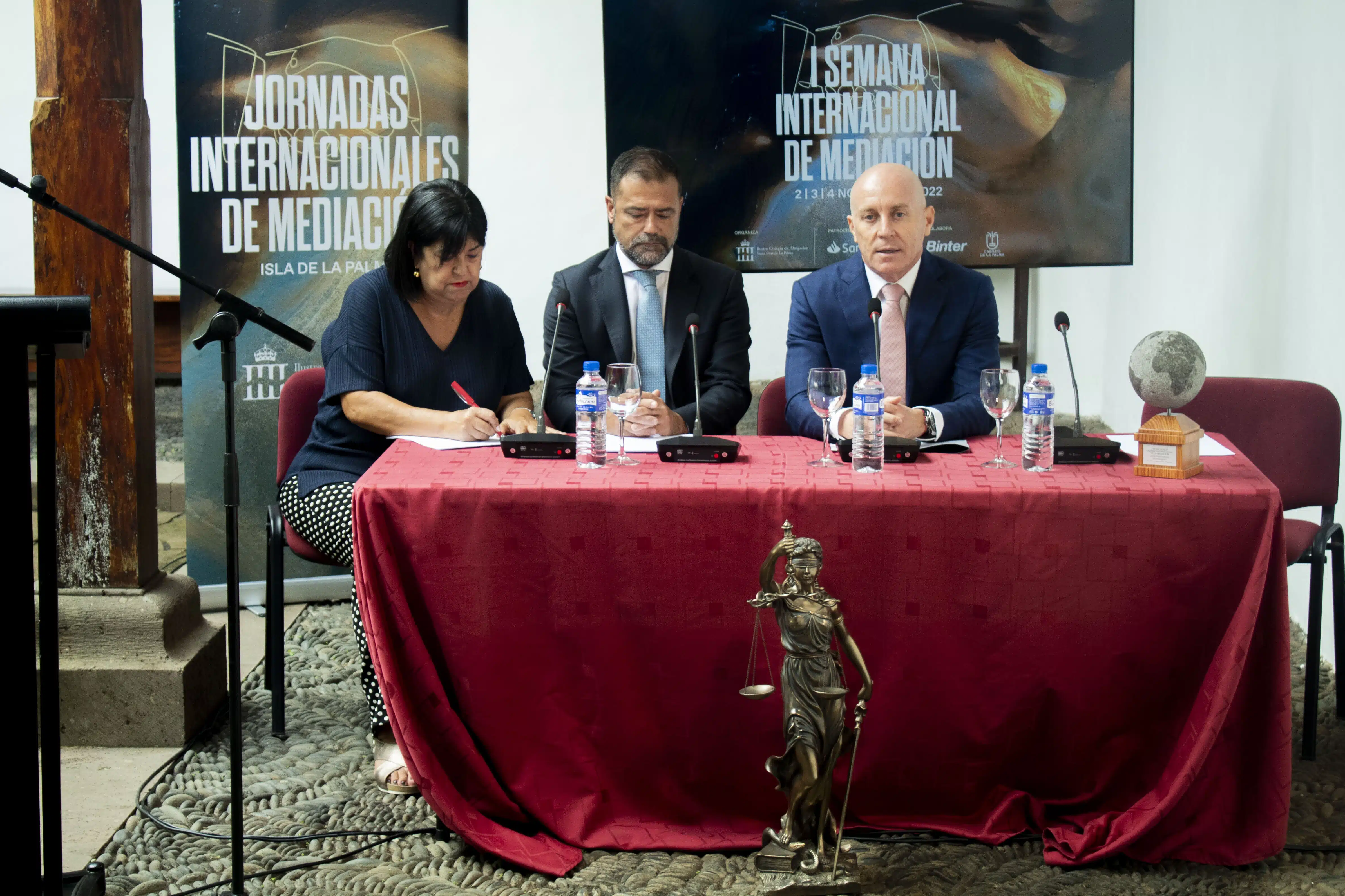 Nieves Cruz Pérez Rodríguez, diputada del ICA La Palma; Francisco Montes de Oca, secretario, y Juan Antonio Rodríguez, decano.