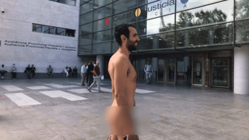 La Justicia anula las multas interpuestas al joven que acudió a un juicio desnudo en Valencia 