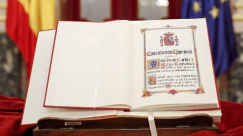 PSOE y PP registran la proposición de reforma de la Constitución para suprimir el término «disminuido»