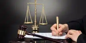 Penal Económico: Reducción de pena a un abogado por deslealtad profesional pero no por apropiación indebida 