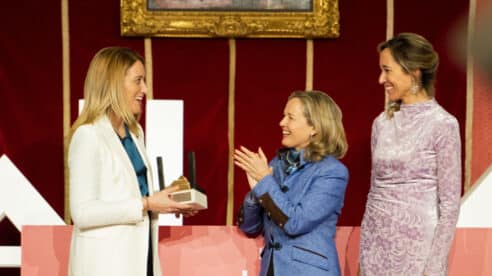 Nadia Calviño entrega el galardón de «Mujer del año» a Roberta Metsola en la cuarta edición de los premios Women in a Legal World