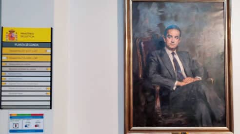 El cuadro de Landelino Lavilla permanece en los muros del Ministerio: El error –de corta y pega– es de la subsecretaria de Justicia