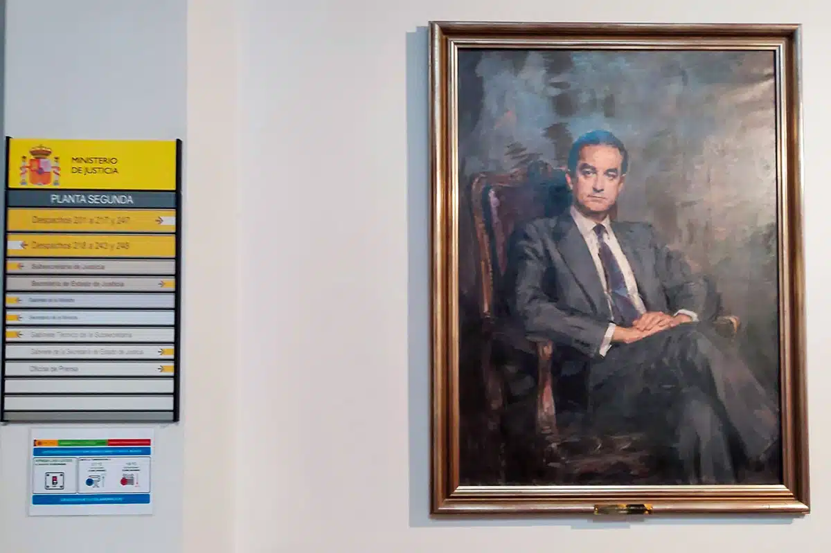 El cuadro de Landelino Lavilla permanece en los muros del Ministerio: El error –de corta y pega– es de la subsecretaria de Justicia