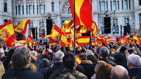 Decenas de miles de personas abarrotan el centro de Madrid pidiendo la dimisión del Gobierno de Sánchez