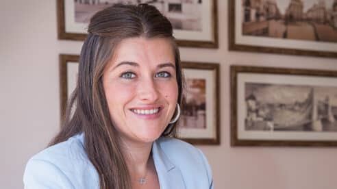Laura Echarri: «Los tribunales deberían contar con un asesor médico para valorar los informes periciales en casos contra clínicas estéticas»