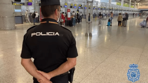 El TSJM confirma la sanción a 3 policías nacionales por desobedecer a sus superiores y llegar tarde a un refuerzo de aeropuerto