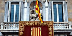Un juez ordena a la Generalitat de Cataluña indemnizar con 5.001 euros a una indefinida no fija: superó el proceso de consolidación