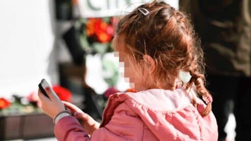 Publicar fotos de una menor en prensa no vulnera su intimidad si la madre las cede de redes sociales, según el TS