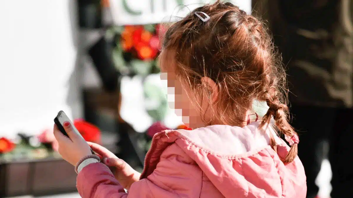 Publicar fotos de una menor en prensa no vulnera su intimidad si la madre las cede de redes sociales, según el TS
