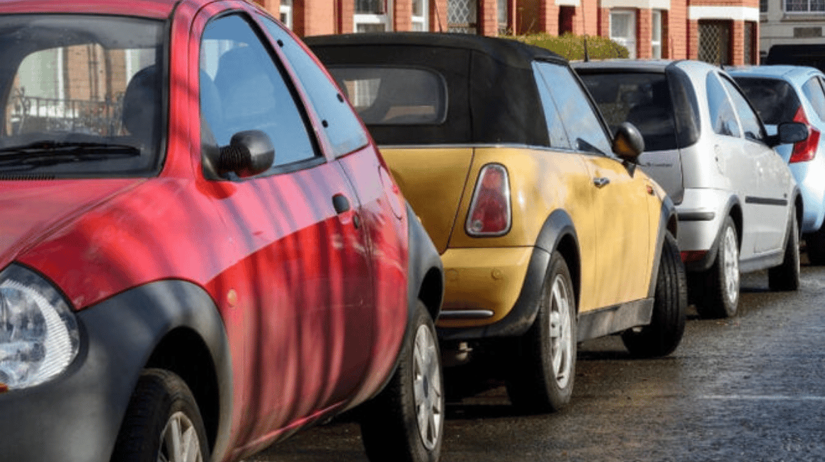 Tráfico no puede sancionar a vehículos sin ITV que estén estacionados, reiteran los jueces