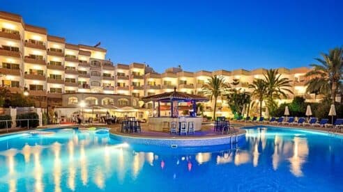 Ocho imputados por falsas denuncias de intoxicaciones alimenticias de turistas británicos en hoteles de Mallorca