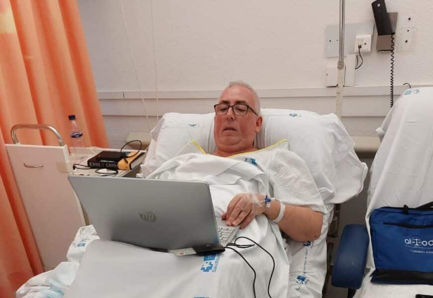Juan Manuel Mayllo, presidente de Altodo, trabajando mientras se encuentra encamado en el hospital.