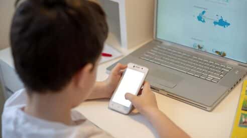 La nueva Ley de Infancia de Madrid impone nuevas obligaciones para regular el uso de internet de menores