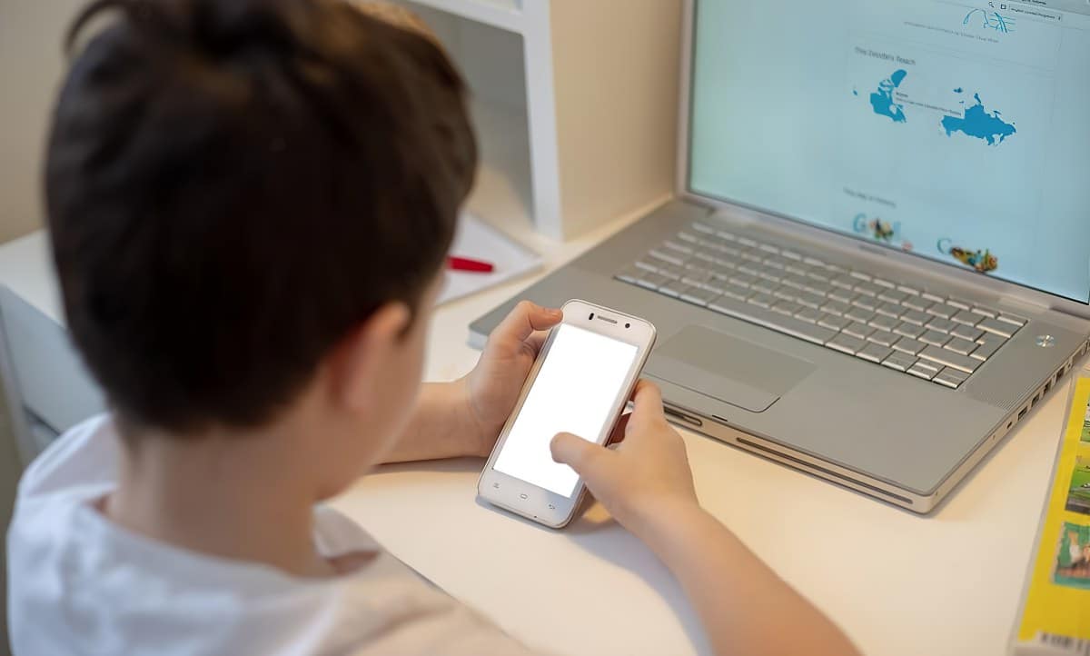 La nueva Ley de Infancia de Madrid impone nuevas obligaciones para regular el uso de internet de menores