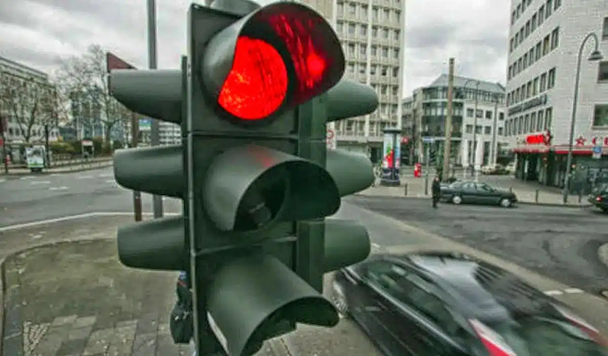 Un juzgado anula una multa de 200 euros por sobrepasar un semáforo en rojo: Las cámaras fallan y tienen que revisarse