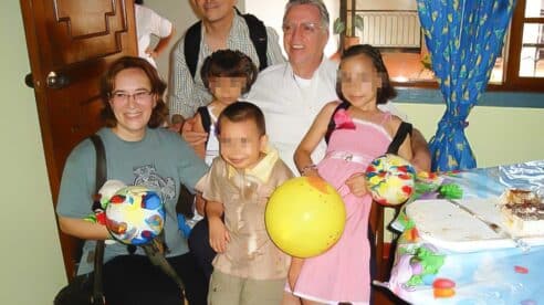 Desesperación en una familia española que adoptó a 3 niños colombianos: Se los arrebataron y ahora tienen padres canadienses