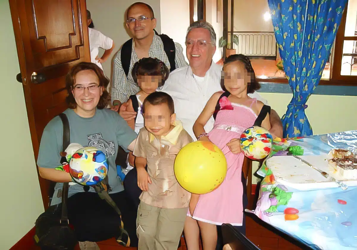 Desesperación en una familia española que adoptó a 3 niños colombianos: Se los arrebataron y ahora tienen padres canadienses
