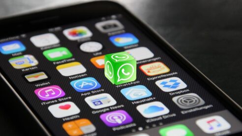 Enviar al grupo de WhatsApp de trabajo imágenes en las que aparece un compañero sin su permiso es ilegal