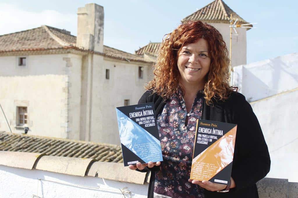 Susana Peix posando con los libros. Detrás el Castell de Cubelles. 