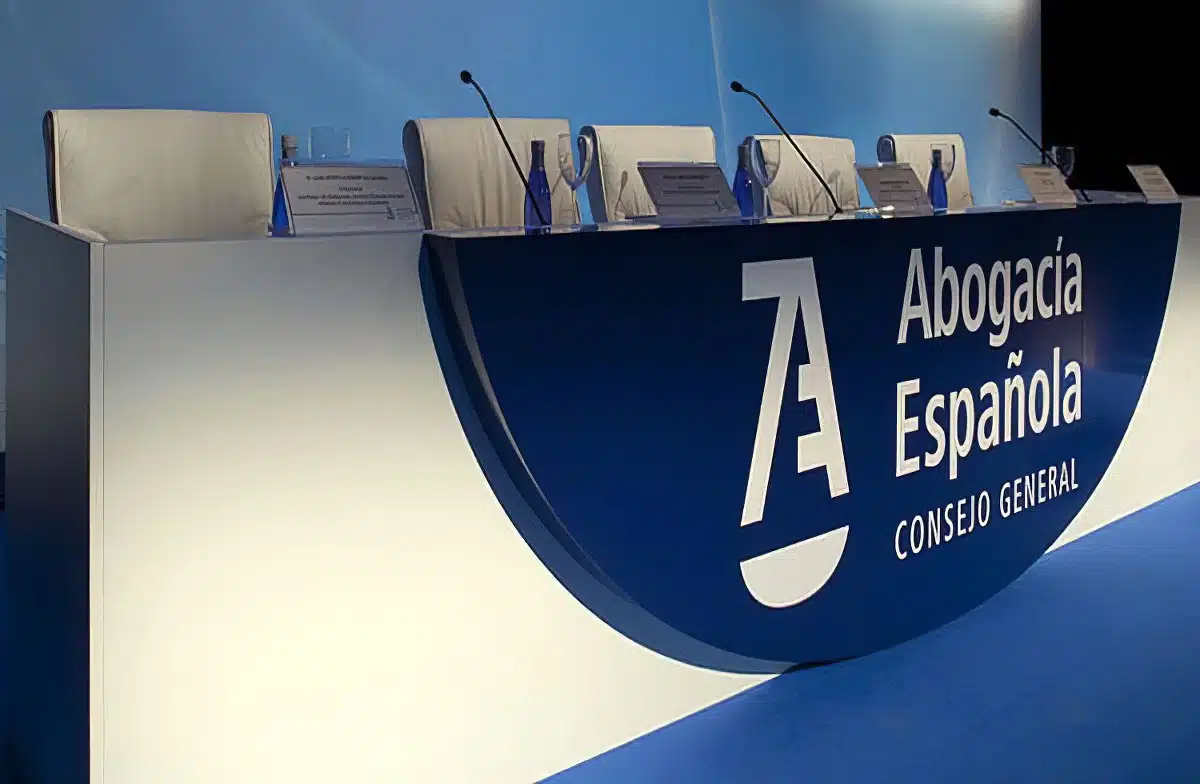 El CGAE convoca elecciones para cubrir dos plazas de consejeros con abogados de «reconocido prestigio»