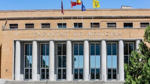 El responsable del hacinamiento de cadáveres en la Complutense se libra de la cárcel al pactar con la Fiscalía