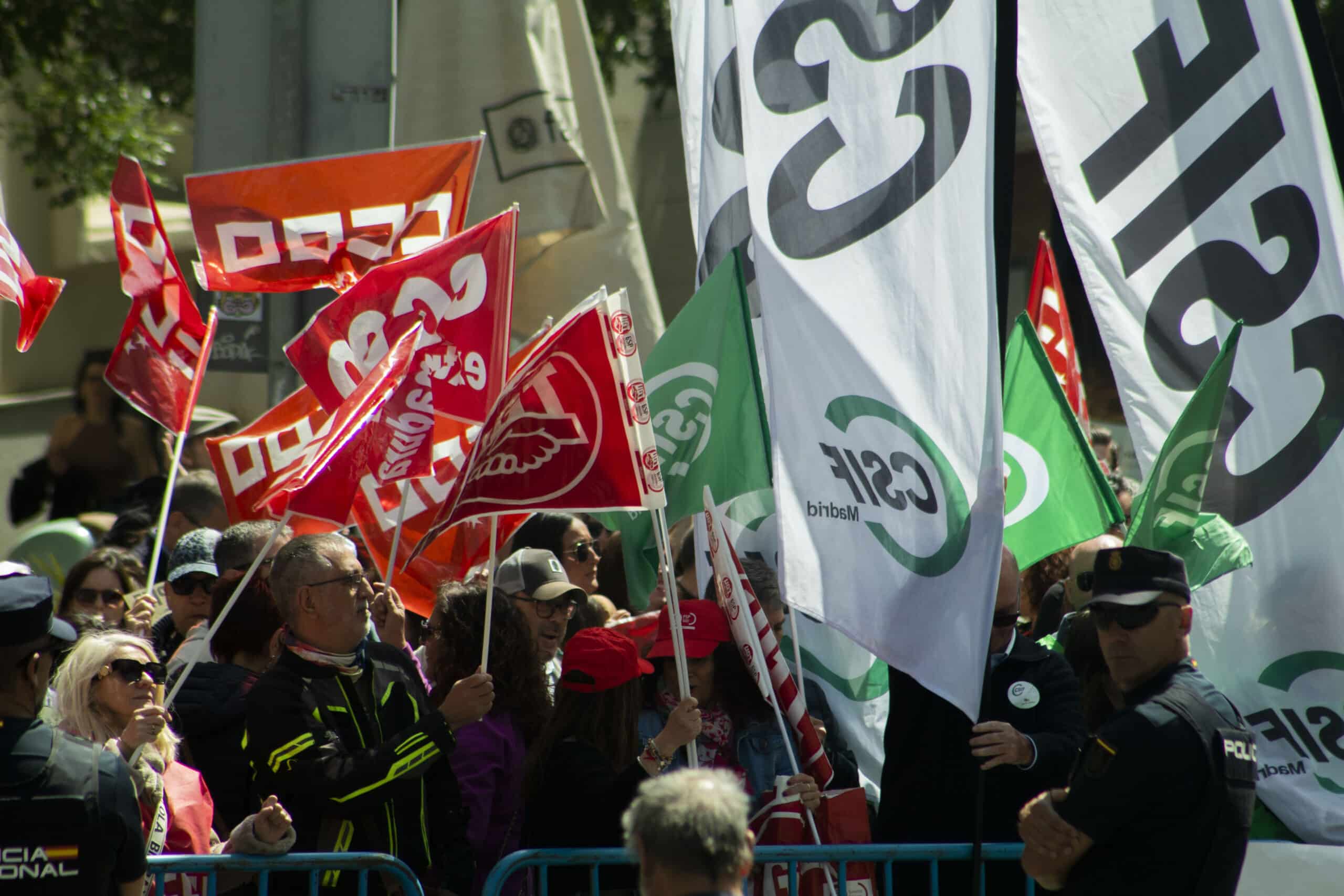 Los sindicatos vuelven a manifestarse frente al Congreso de los Diputados, a las puertas de la huelga indefinida