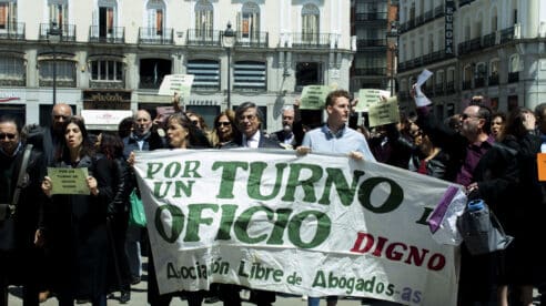 Un centenar de abogados se manifiestan en la Puerta del Sol para reclamar mejoras en las condiciones del turno de oficio