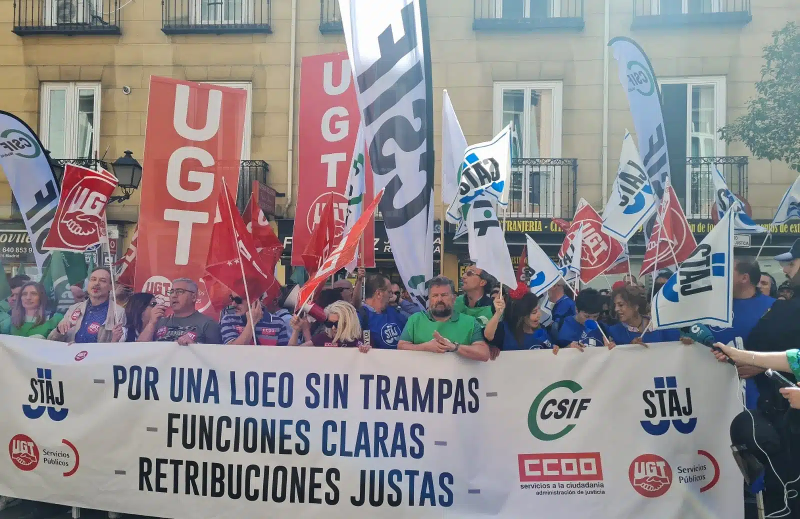 Los sindicatos exigen al Gobierno que haga ya una oferta económica como a LAJs, jueces y fiscales o estudiarán una huelga indefinida