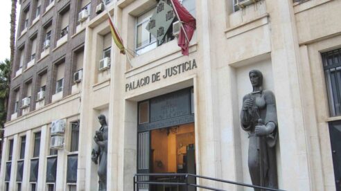 Una abogada de Murcia denuncia que le han fijado un juicio cuatro años después de celebrarse la audiencia previa