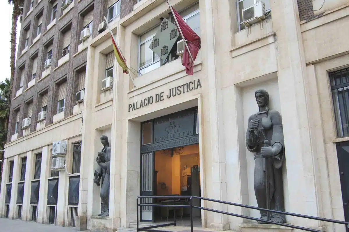 Una abogada de Murcia denuncia que le han fijado un juicio cuatro años después de celebrarse la audiencia previa