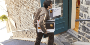 UPS vuelve a ser sancionado por entregar un paquete en un local sin permiso del comprador: Ahora, con 140.000 euros 