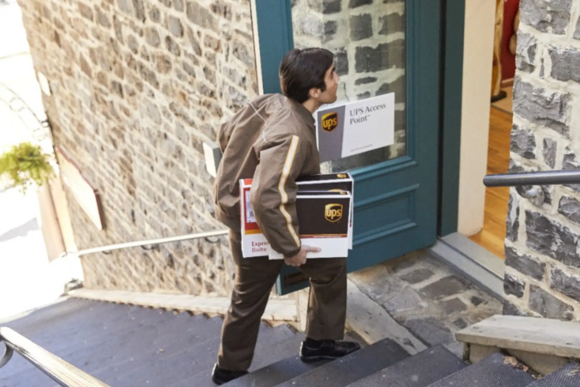 UPS vuelve a ser sancionado por entregar un paquete en un local sin permiso del comprador: Ahora, con 140.000 euros 