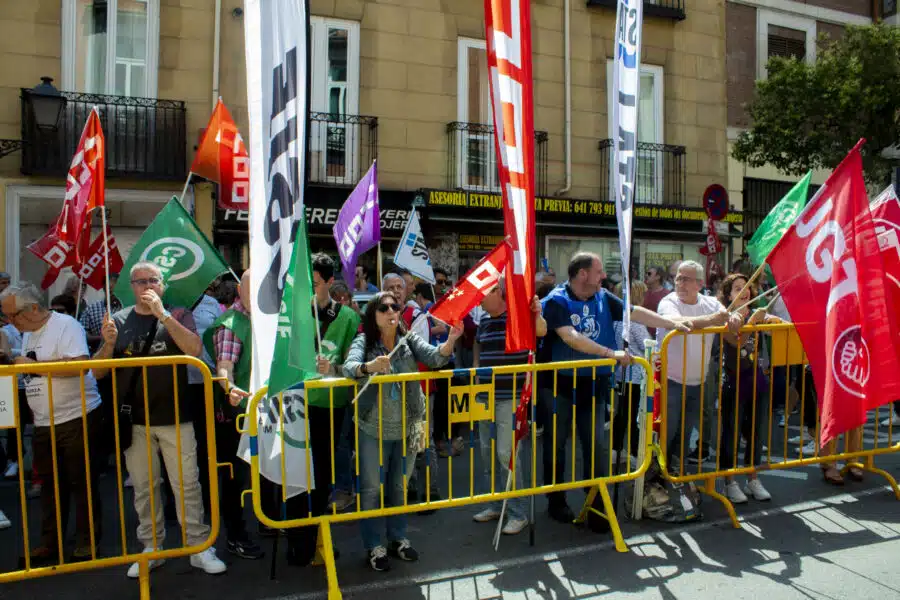Más de 200 funcionarios se han manifestado frente a la sede del Ministerio de Justicia. Foto: Virgilio González/Confilegal.