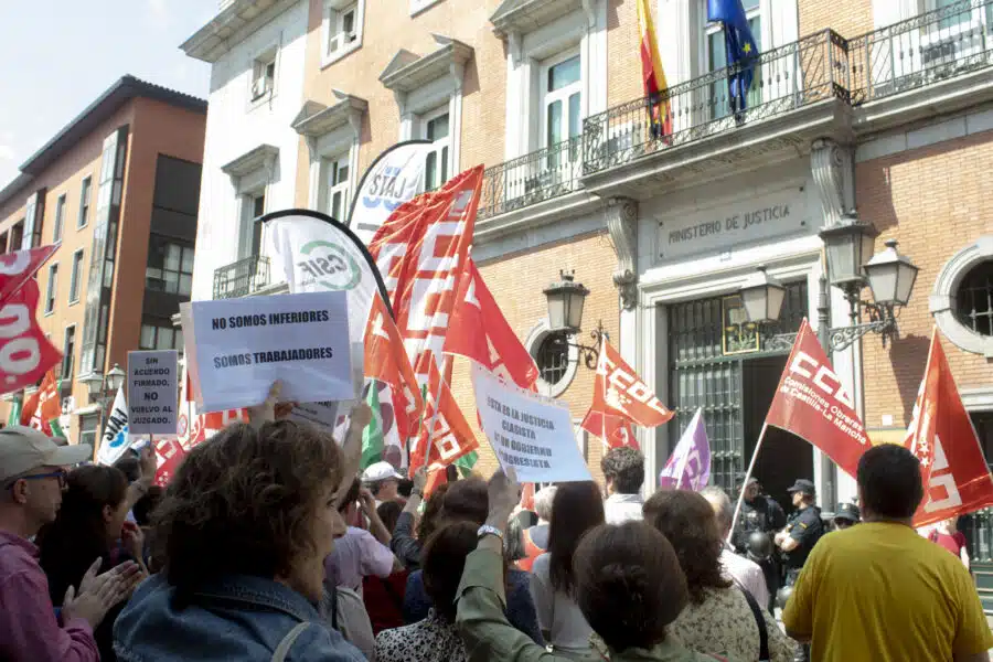 Más de 200 funcionarios se han manifestado frente a la sede del Ministerio de Justicia. Foto: Virgilio González/Confilegal.