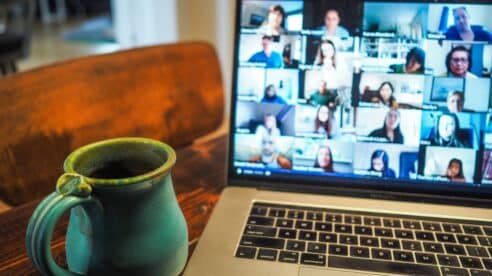¿Se puede sancionar a un trabajador por masturbarse en una videollamada? «Si lo hiciera a posta, sería un despido seguro»