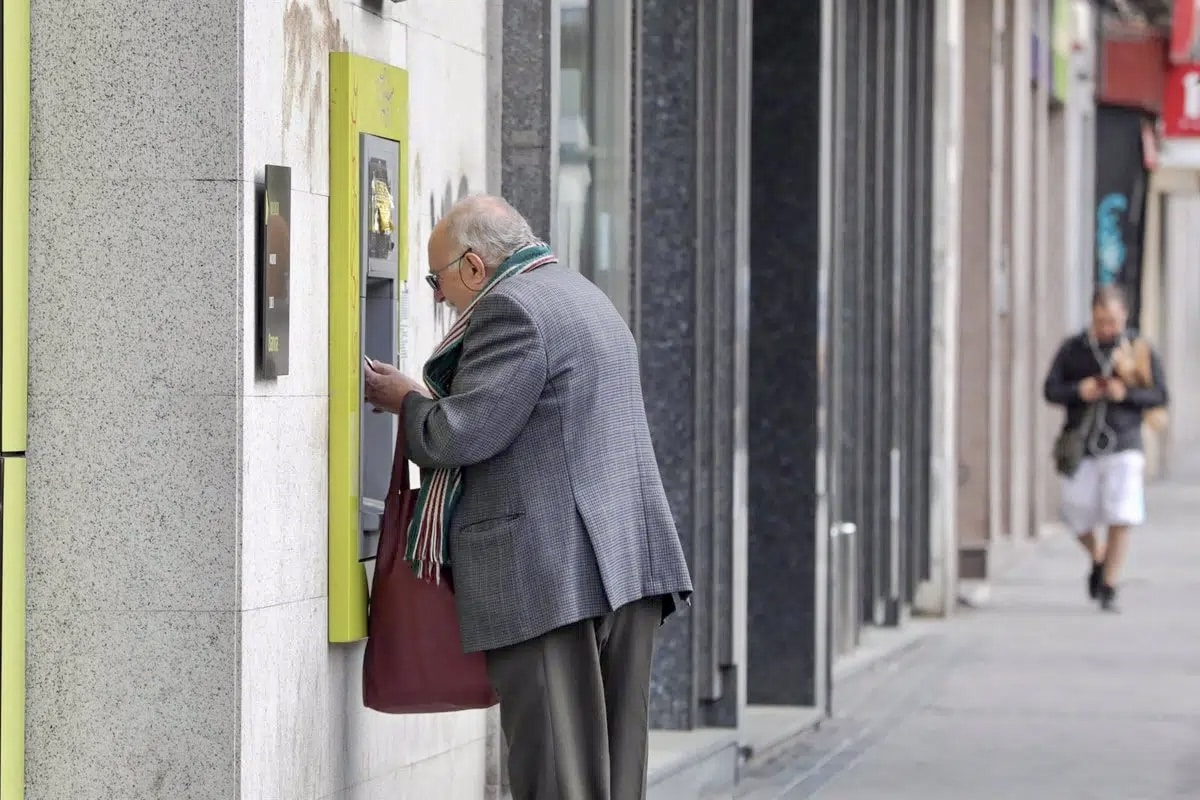 Nace ‘El Defensor de los Mayores’, una plataforma legal que los defiende “ante los abusos de los bancos”