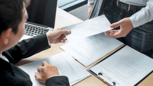 Arreglar los papeles para cobrar el paro aunque se vaya el trabajador, una práctica fraudulenta con multas de hasta 225.000 euros