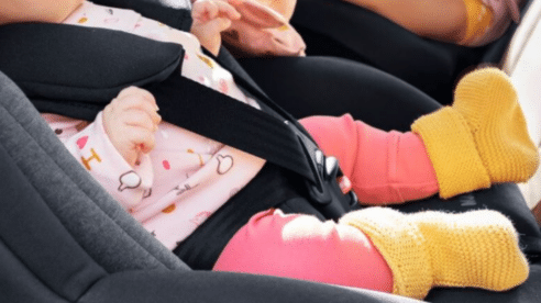Dejar a un menor encerrado en un coche puede estar castigado con hasta 4 años de cárcel por imprudencia grave
