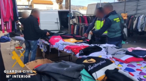 La Justicia rebaja la condena a un hombre por falsificar prendas de Adidas, Gucci y Dolce&Gabbana al tardar 8 años en ir a juicio 