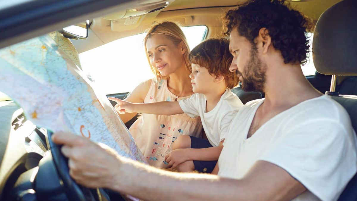 Vacaciones: Lo que debes evitar hacer para que no te multen mientras estás de viaje, conduciendo tu coche