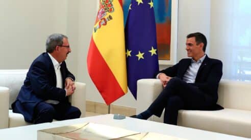 Rafael Mozo, que se jubila el 19 de julio, se despide de Pedro Sánchez en la entrega de la Memoria del CGPJ