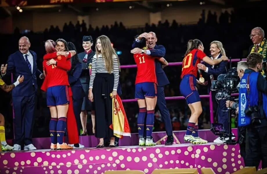 2 Abrazo Rubiales