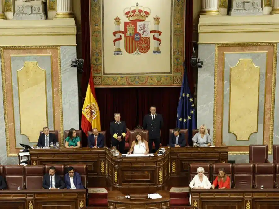 Los diputados independentistas catalanes y vascos juran o prometen por sus respectivas «futuras» repúblicas