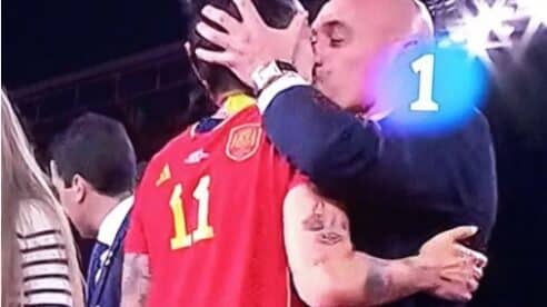 Dones Progressistes exige la dimisión de Rubiales por el beso en los labios a la jugadora Jenni Hermoso