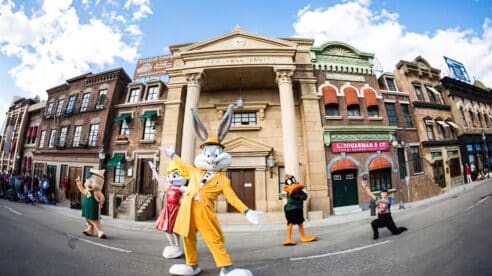 El Defensor del Pueblo considera abusiva la cláusula de la Warner que impide a los visitantes acceder con comida del exterior