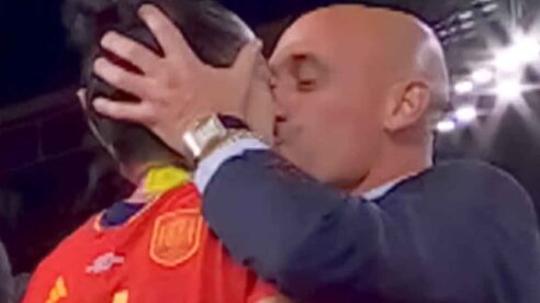 «De escándalo», califican abogados penalistas los 50.000 € demandados por la Fiscalía por el beso robado de Rubiales