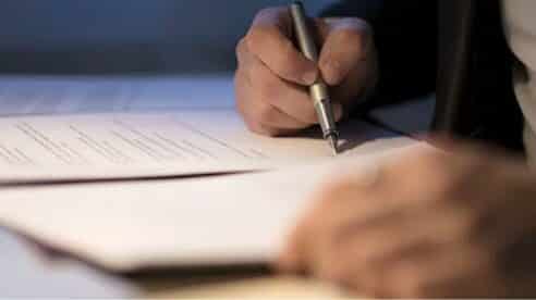 Los coherederos deben probar en juicio que uno ha sido desheredado si este lo niega
