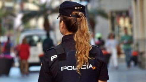 Los policías nacionales tienen derecho a cobrar trienios, incluso estando destinados en el extranjero